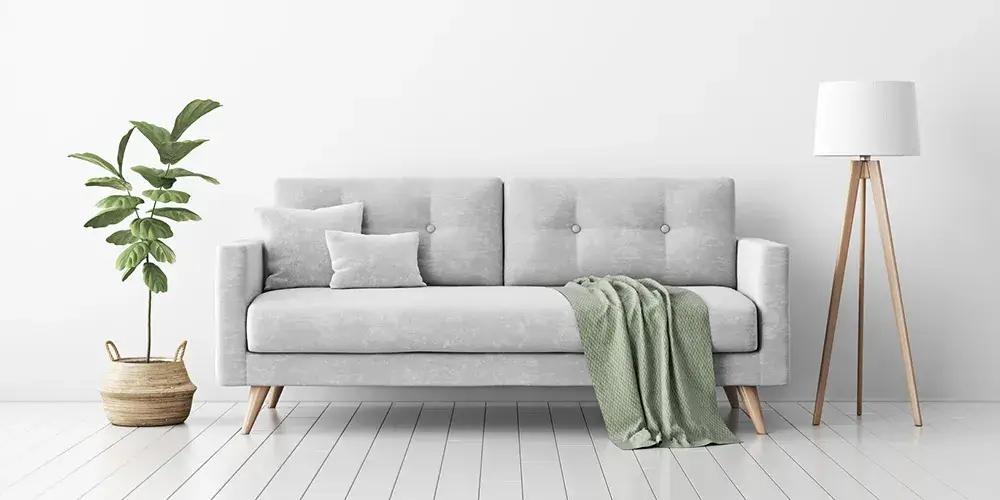 Couch vor weißer Wand