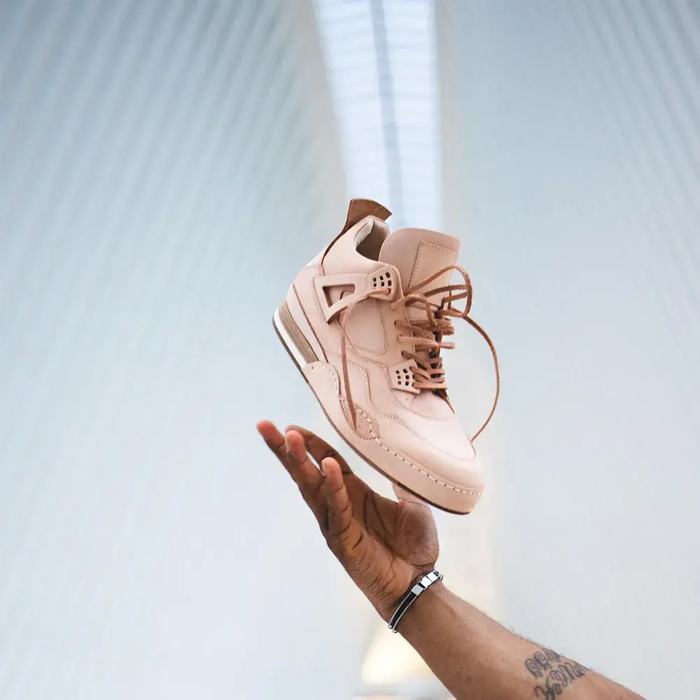 Heller Schuh vor hellem Hintergrund