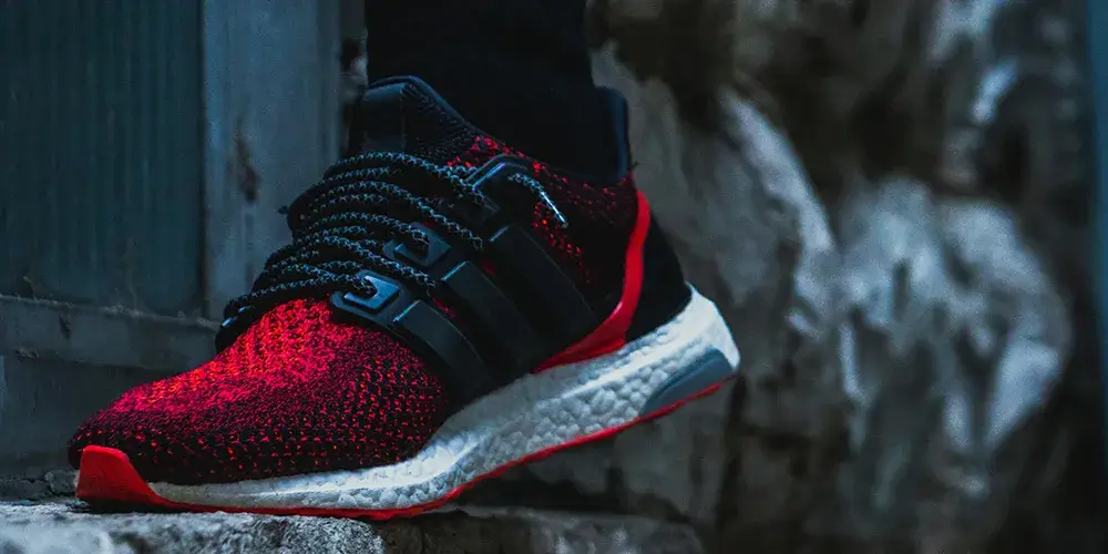 Roter Schuh auf Steinen