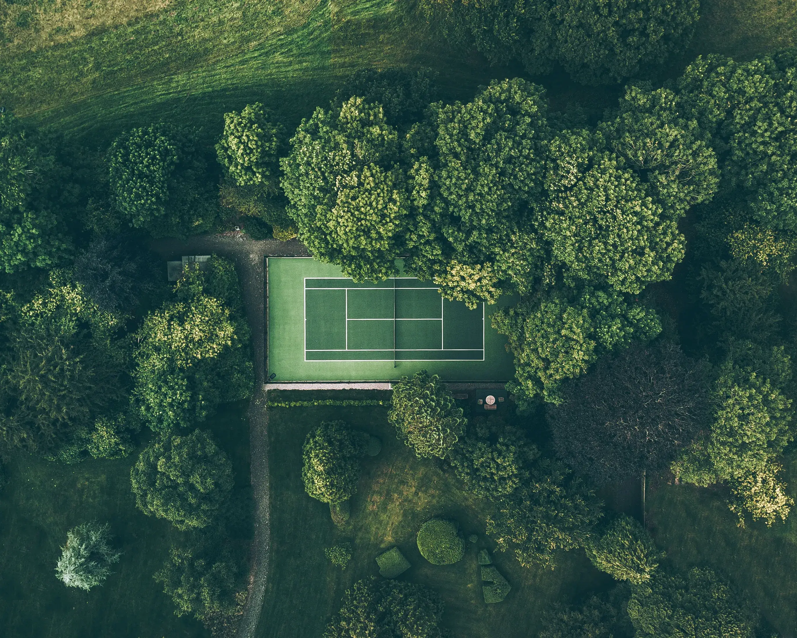 Tennisfeld in Natur